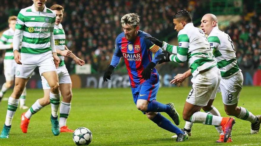 Messi avanza con el balón rodeado de contrarios en el partido de ayer en Celtic Park. // Efe