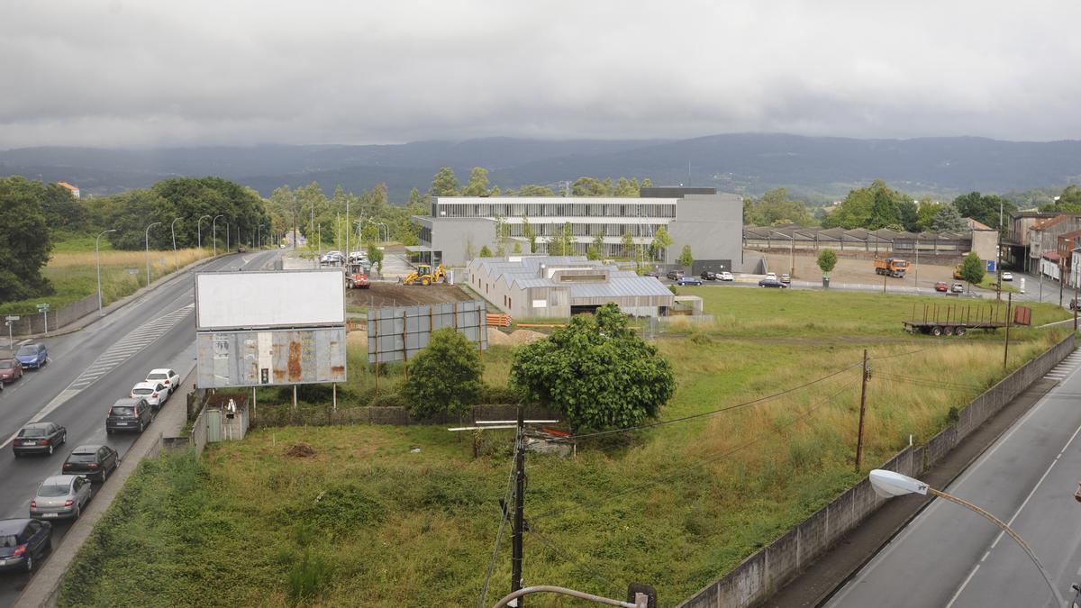 Vista actual de la bolsa de servicios de A Baiuca, con la escuela infantil y el nuevo centro de salud, a los que se sumará el edificio de juzgados. Bernabé/Javier Lalín