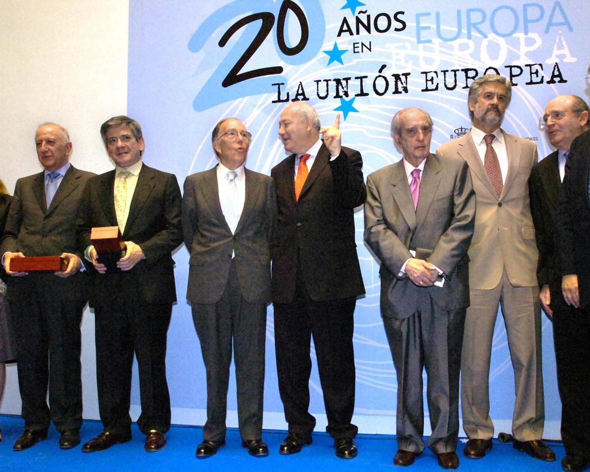 Gil Carlos Rodríguez, Enrique Barón, Marcelino Oreja, Miguel Ángel Moratinos, Manuel Marín y Abel Matutes en la celebración de los veinte años de la Adhesión.