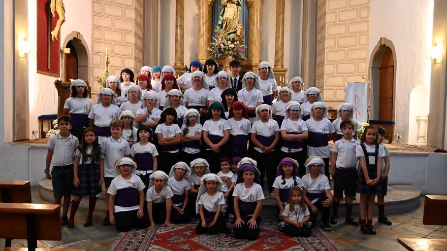 55 niños de Badajoz se convierten en costaleros en la V Cruz de Mayo