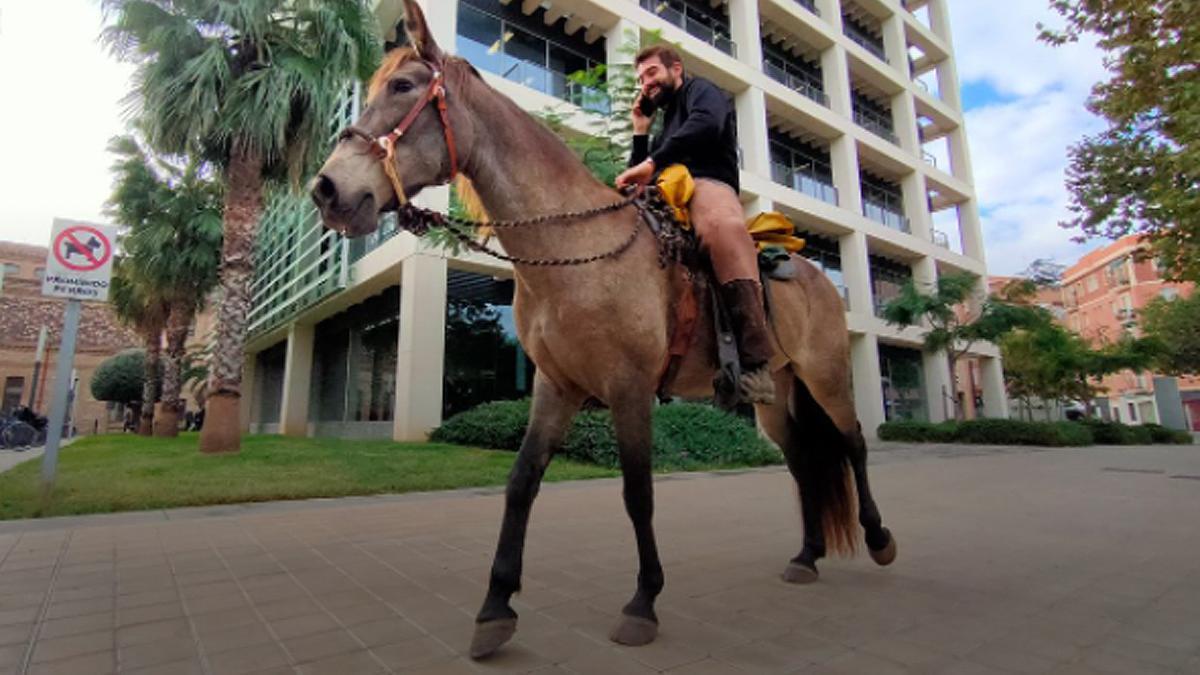 El ganadero de Valencia que llegó a caballo a la Consejería de Agricultura.