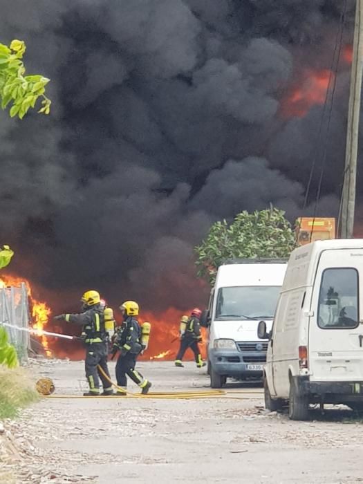 El fuego, iniciado poco después de las tres de la tarde de este martes, ha generado una columna de humo visible desde muchos puntos de Málaga.