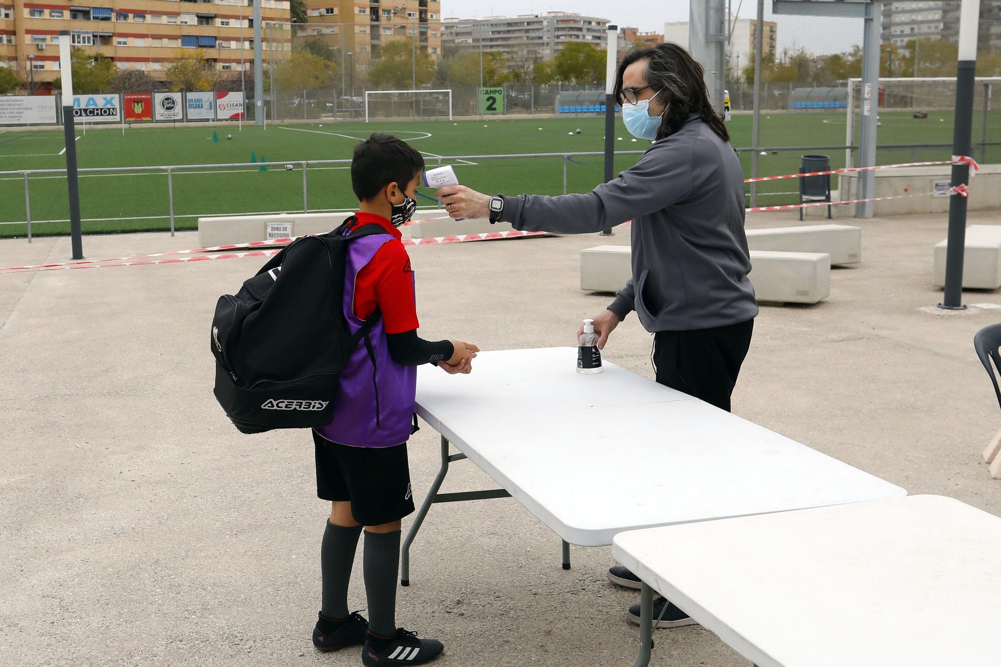 Los niños vuelven a entrenar después de las restricciones