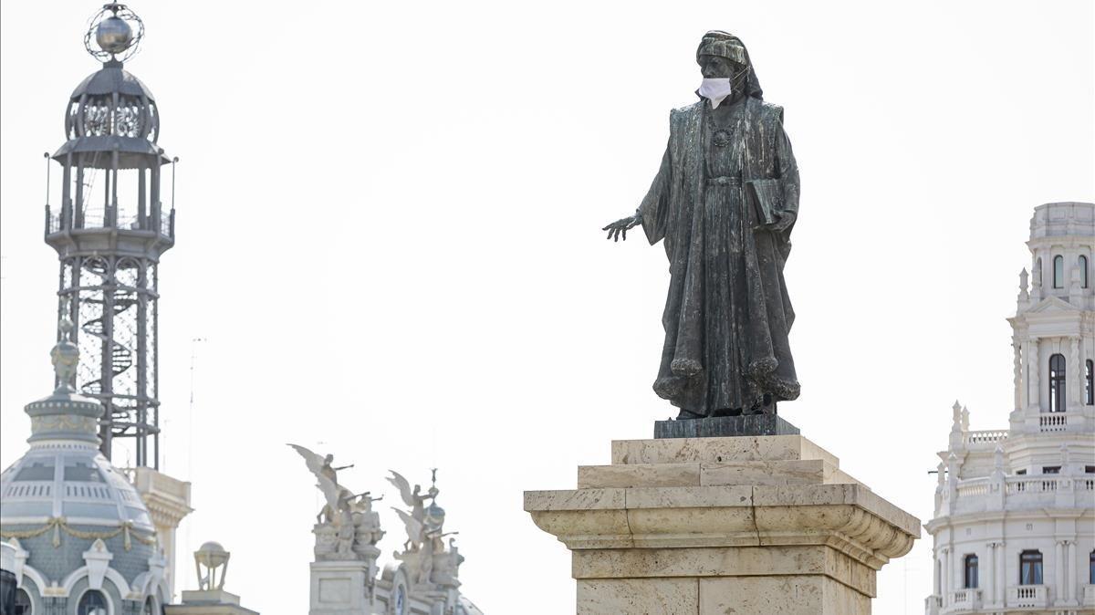 El monumento a Francesc de Vinatea en la plaza del Ayuntamiento de València, también protegido