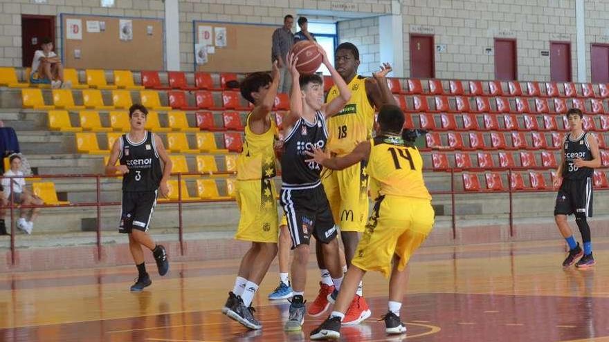 Un momento del duelo entre el Cajasiete Canarias y el CAB Obradoiro ayer en Fontecarmoa. // Noé Parga