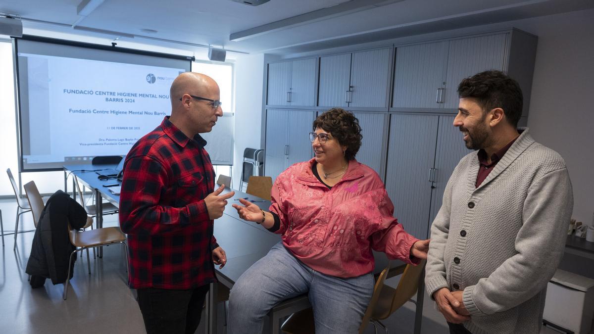 Barcelona. 11.02.2025. Sociedad. De izda a dcha., Álex Marieges, enfermero, Ainhoa García, centro, y Alfredo Figoni, dcha., integrantes del programa Peer to Peer de la Fundació Centre Higiene Mental Nou Barris fotografiados en una de las salas del centro. Fotografía de Jordi Cotrina