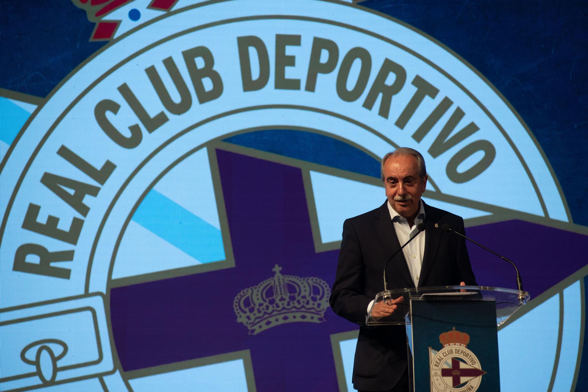 El Deportivo entrega sus insignias de plata a 340 socios