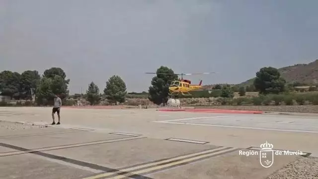 Un helicóptero de los servicios de emergencia de la Región de Murcia despega hacia Aragón para ayudar en el incendio de Teruel