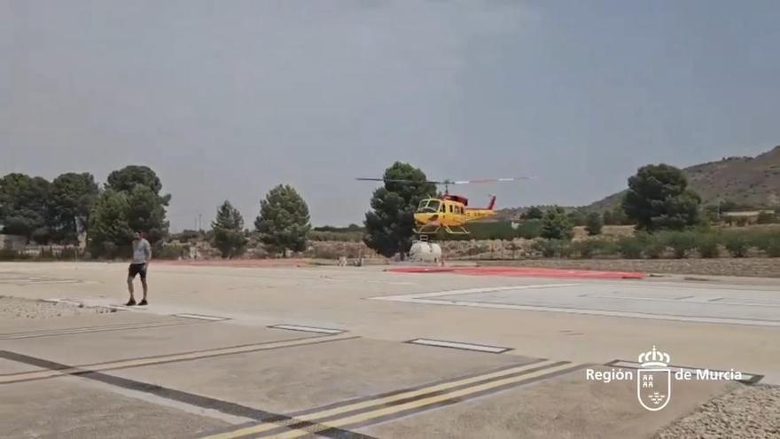Un helicóptero de los servicios de emergencia de la Región de Murcia despega hacia Aragón para ayudar en el incendio de Teruel