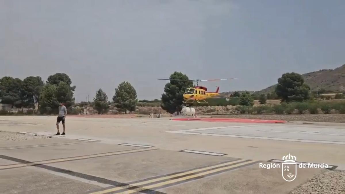 Un helicóptero de los servicios de emergencia de la Región de Murcia despega hacia Aragón para ayudar en el incendio de Teruel