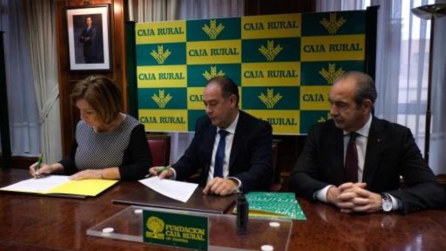 La presidenta de la Junta pro Semana Santa y el presidente de Caja Rural firman el convenio