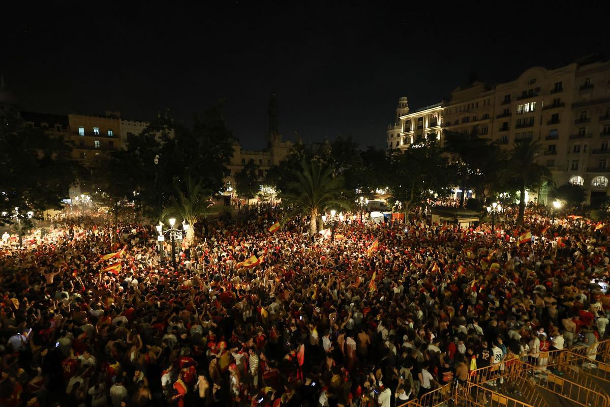 Así está viviendo la plaza del Ayuntamiento de València la final del Mundial de España