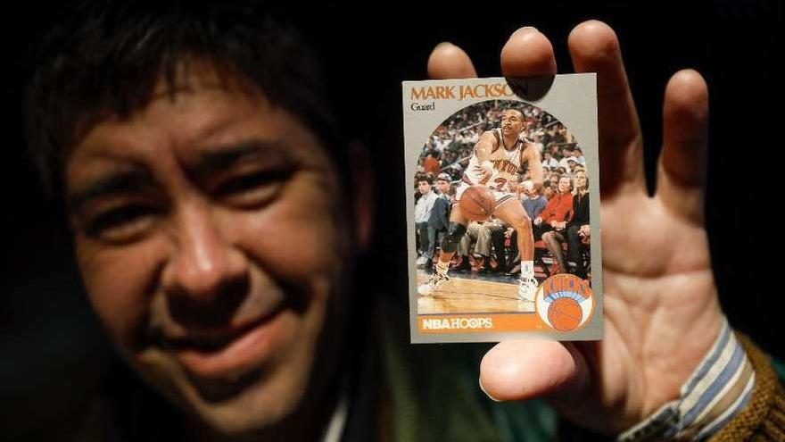 Ander Azcárate muestra el cromo de la NBA de Mark Jackson en el que salen de fondo los hermanos Menéndez, condenados por asesinar a sus padres en 1989.