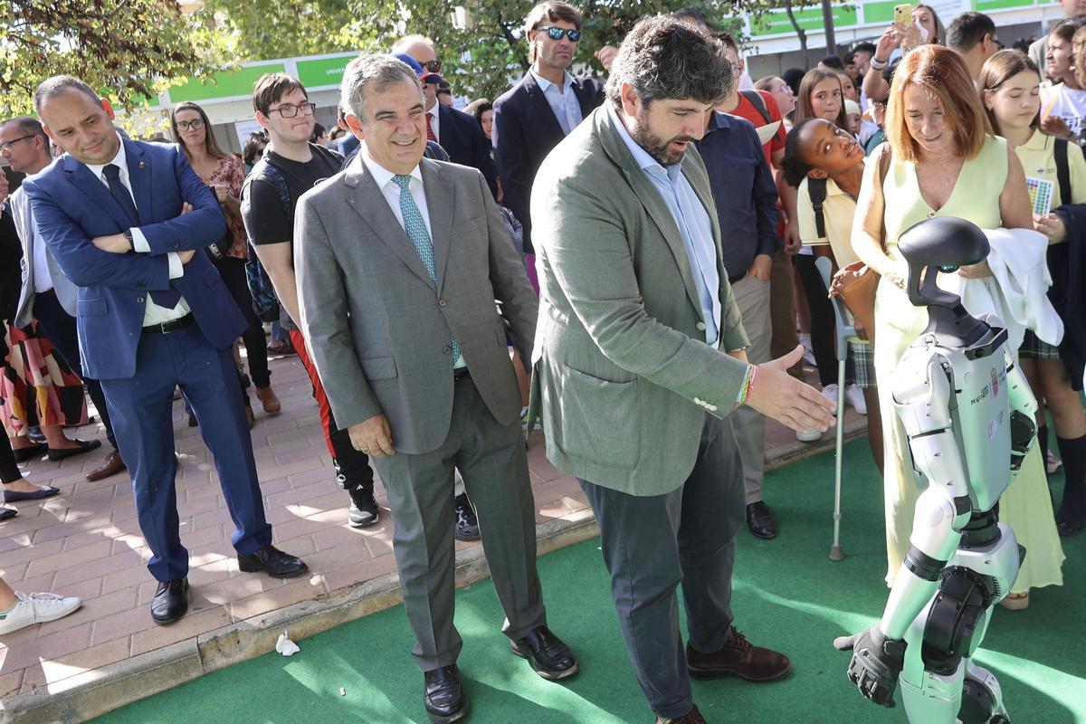 Fernando López Miras saluda a un robot ante la atenta mirada del consejero Juan María Vázquez en la Semana de la Ciencia del año pasado en Murcia.