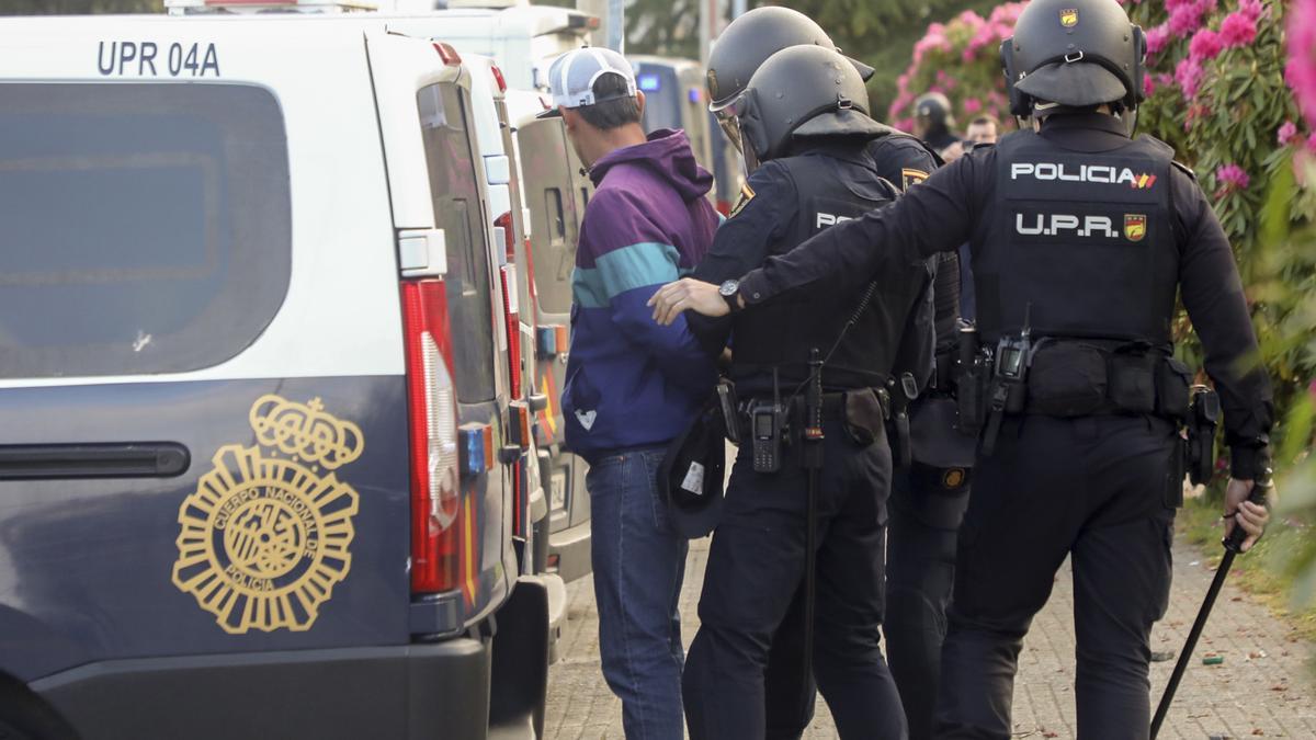 Momento de la detención de los dos manifestantes