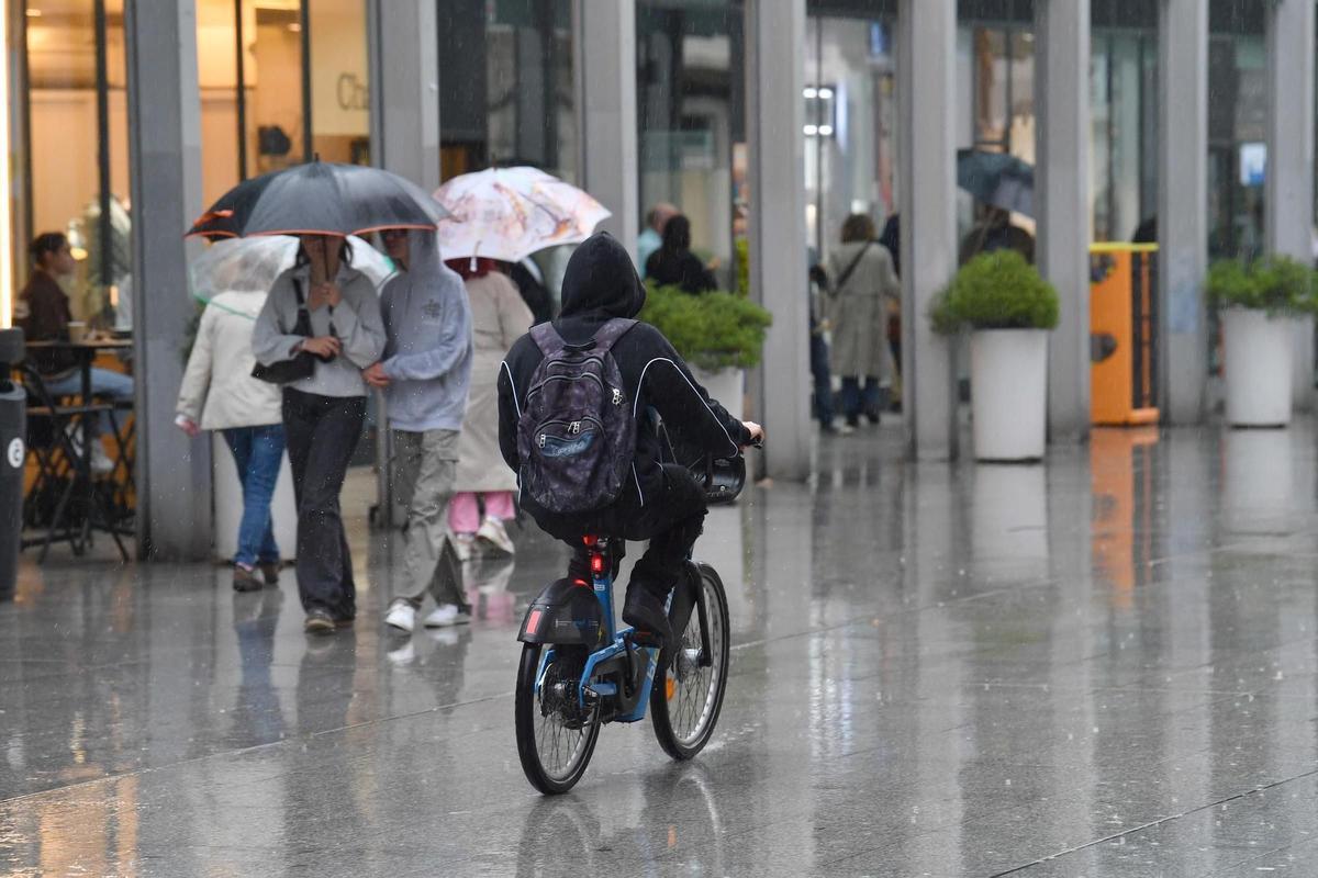 Varias personas con paraguas en un día lluvioso en A Coruña.