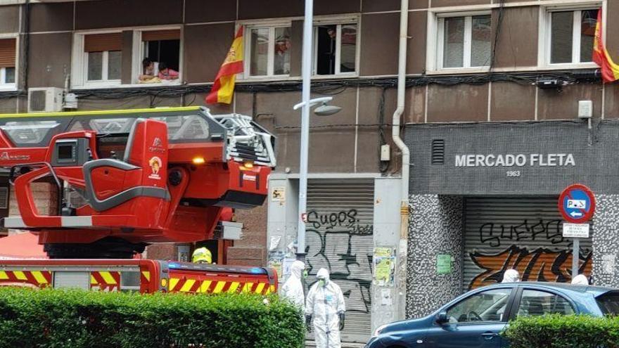 Los bomberos hallan a  un hombre de 70 años muerto en su domicilio de Zaragoza