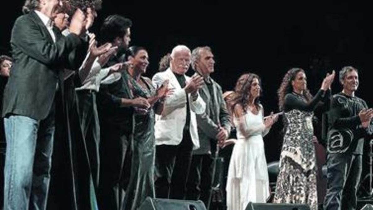 Los artistas que participaron en el espectáculo Visions de la Mediterrània, juntos en el escenario.