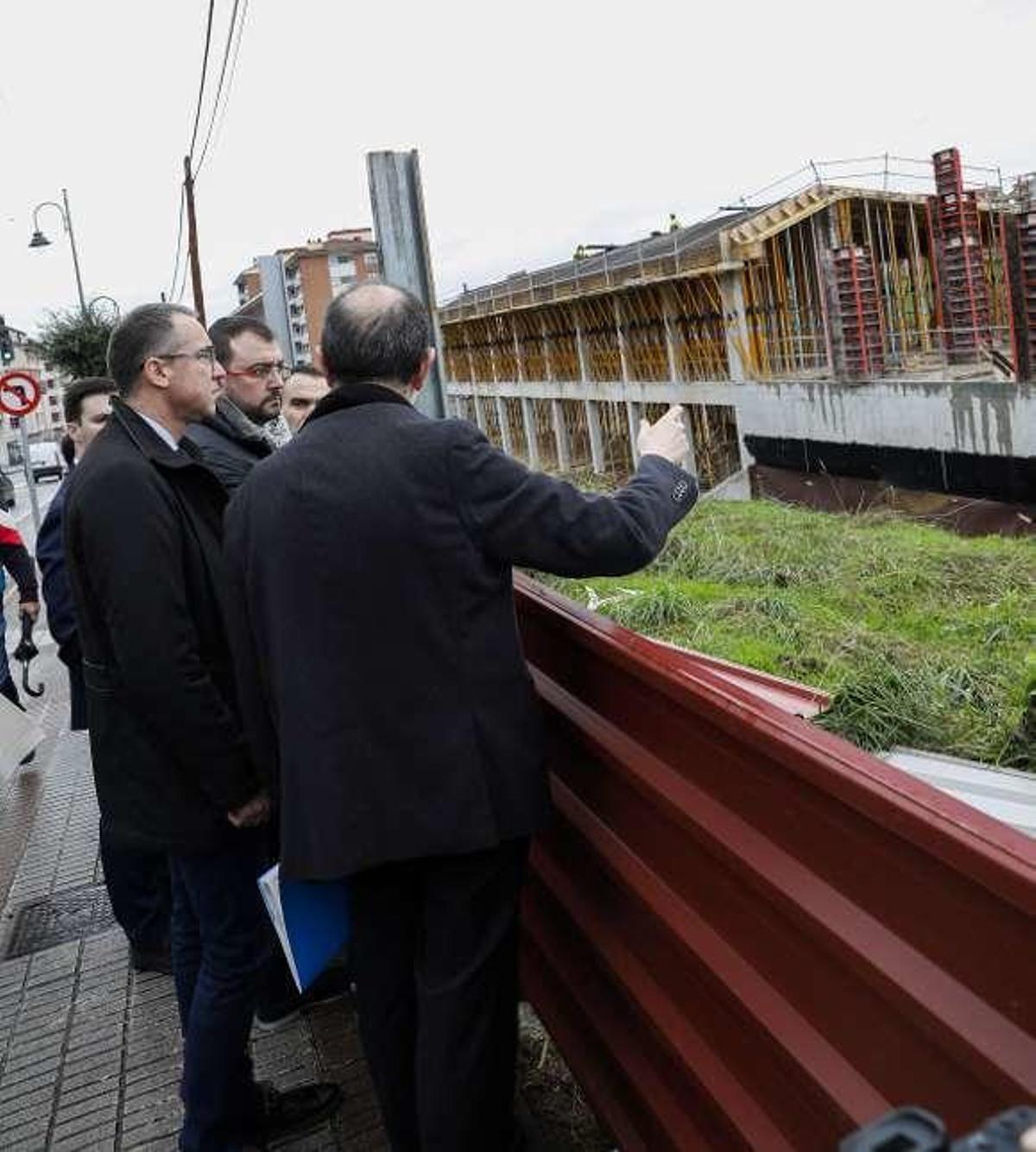 Un técnico, de espaldas, da indicaciones de las obras a Pablo Fernández, Adrián Barbón e Iván Fernández, ayer, en Las Vegas.