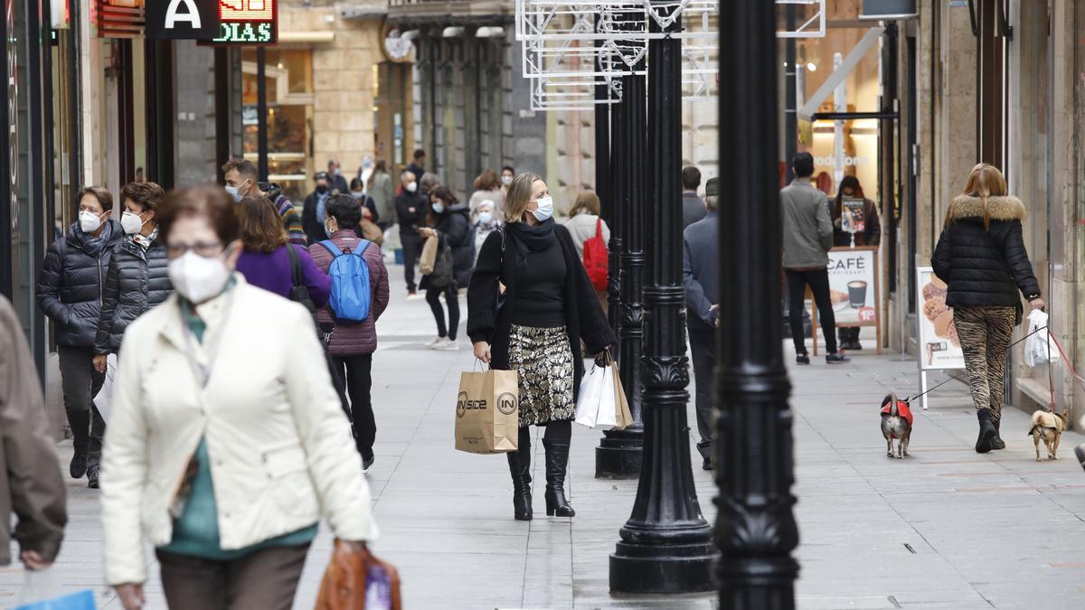 Compras en la calle Tomás Zarracina de Gijón