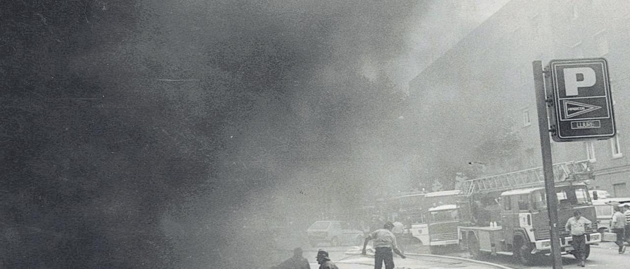 Foto d’arxiu de l’atemptat a l’Hipercor de la Meridiana de Barcelona, moments després de l’explosió. | PEPE ENCINAS