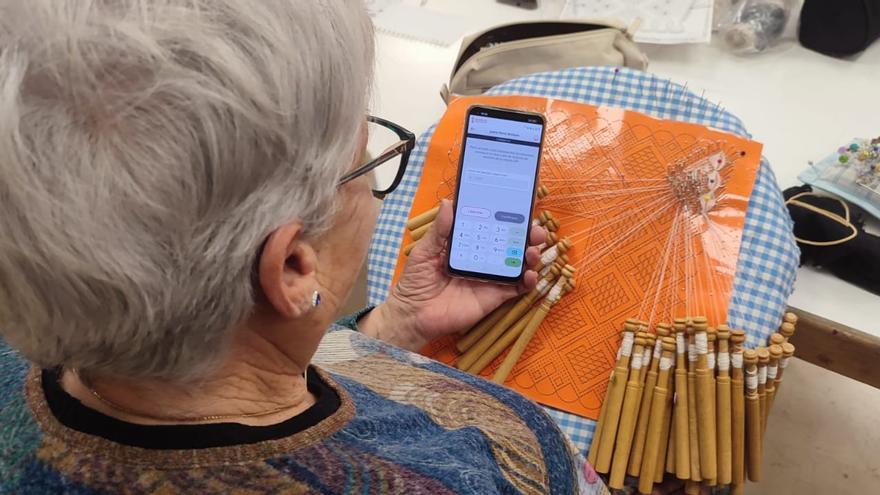 Voluntarios y enfermeras del Centro de Salud enseñan a los mayores de Mutxamel a usar el móvil para gestionar sus citas