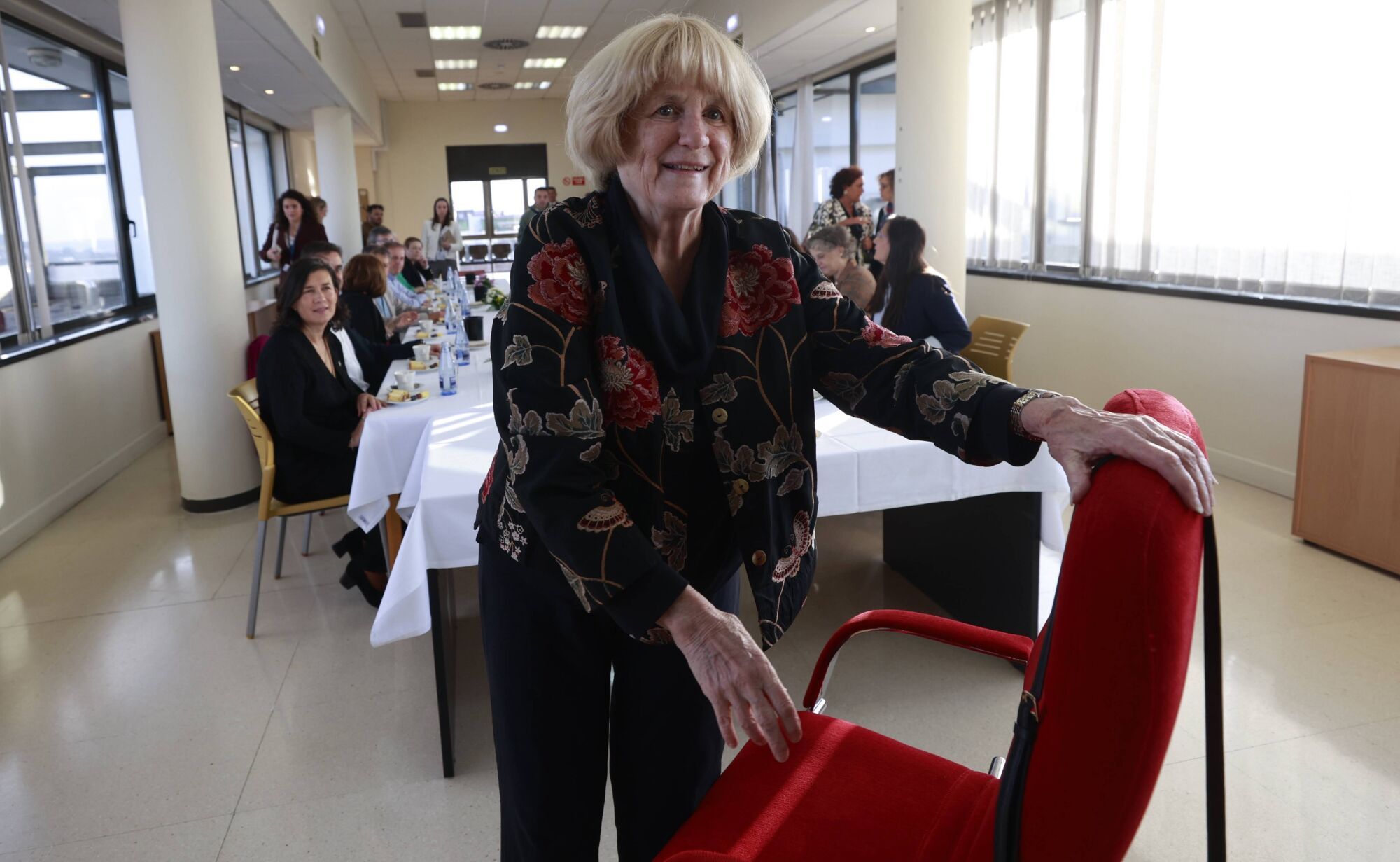 Marie-Claire King visita el Instituto Universitario de Oncología y mantiene un encuentro con profesores y estudiantes en la Facultad de Medicina