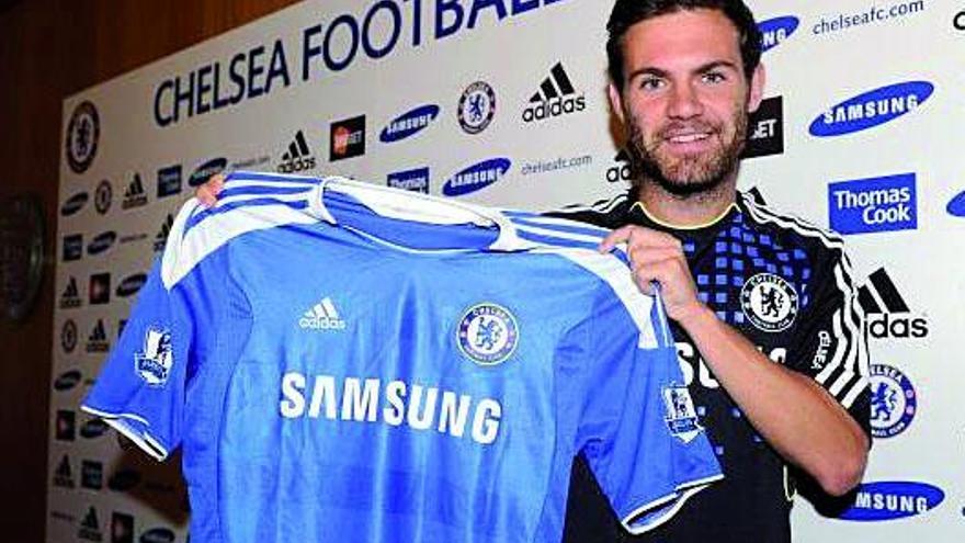 Mata posa con la camiseta del Chelsea antes de comenzar el entrenamiento.