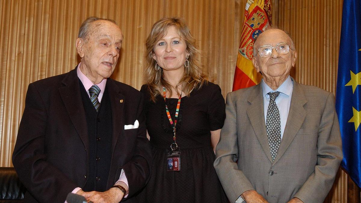 María Rey junto a Manuel Fraga y Santiago Carrillo