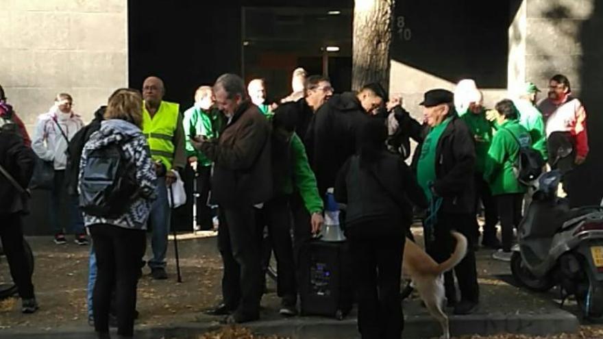 Activistes a la porta de l&#039;habitatge afectat.