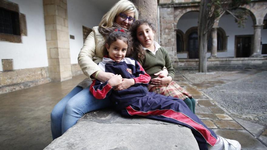 Desiré Artidiello arropa a sus hijas Safya y Yasmín Quih en el atrio del colegio San Nicolás.