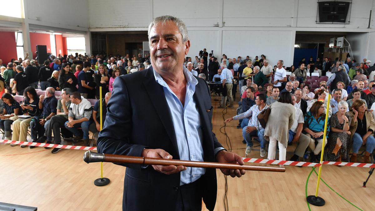 El alcalde de Carral, con la vara de mando, durante el pleno de la moción de censura, en septiembre.