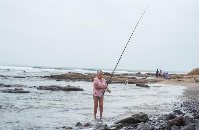 Dia de lunes festivo en la Playa del Confital