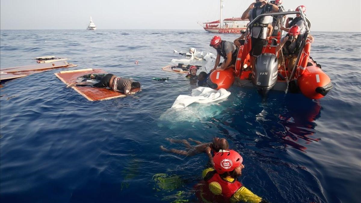 Rescate de la ONG Proactiva Open Arms a 85 millas de la costa de Libia