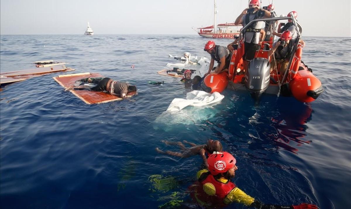 Rescate de la oenegé Proactiva Open Arms a 85 millas de la costa de Libia, en julio del 2018.