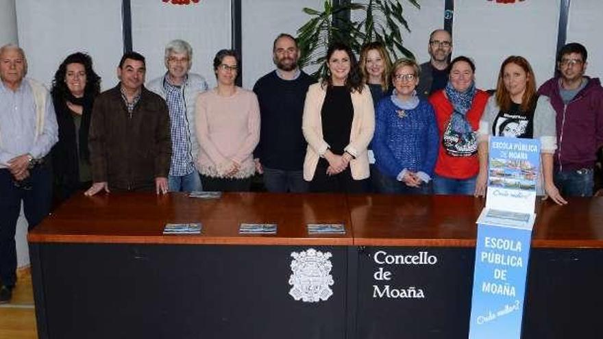 Docentes, representantes de las ANPA y del bipartito, en la presentación de la campaña. // G.N.