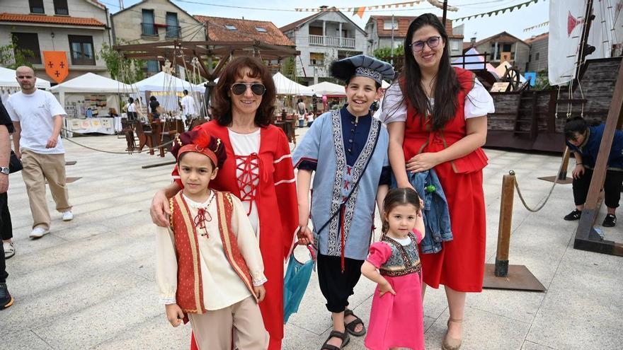 Sin comidas en las calles pero gran ambiente medieval en el Día de Colón en Combarro