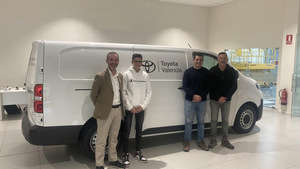 Francisco Carpio, Álvaro Fuertes, Sergio Fuertes y José Antonio Andreu, junto a la Proace cedida por Toyota Valencia.