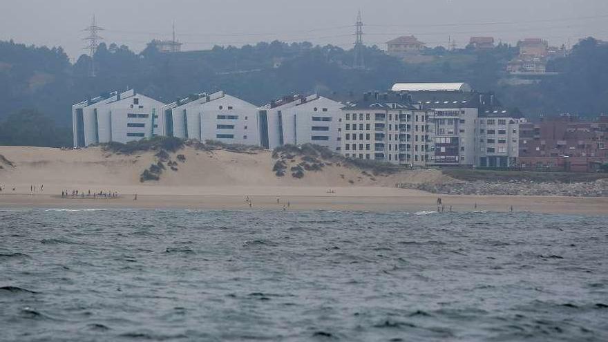 Las dunas, con los últimos edificios construidos en Salinas, al fondo.