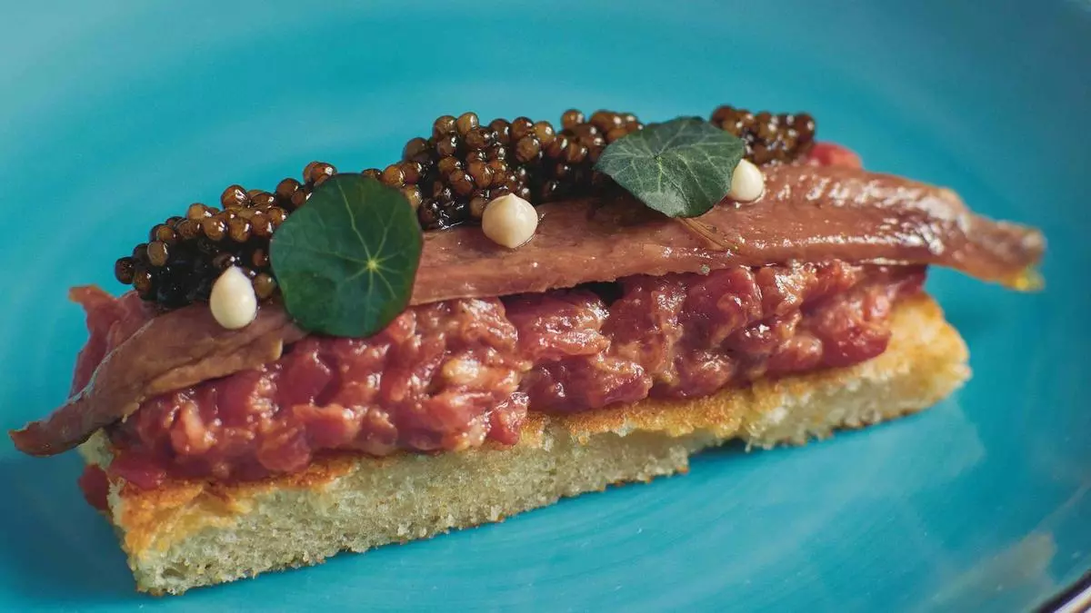 Una sencilla tosta de 'steak tartar' con caviar y anchoas con la firma del triestrellado Jesús Sánchez