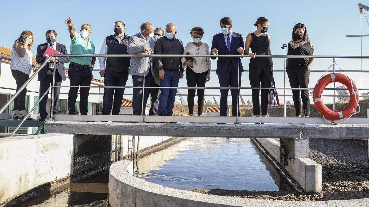 La delegada territorial y el consejero de Medio Ambiente visitan una depuradora.