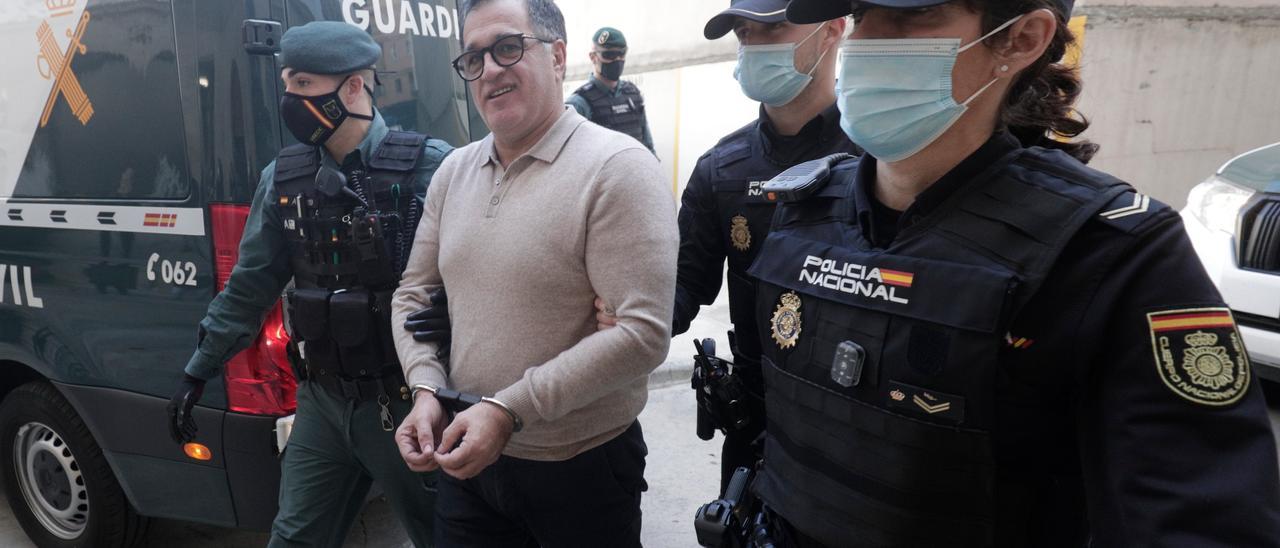 Bashkim Osmani, presunto capo de la red mafiosa que actuaba en Mallorca, a su llegada a los juzgados de palma.