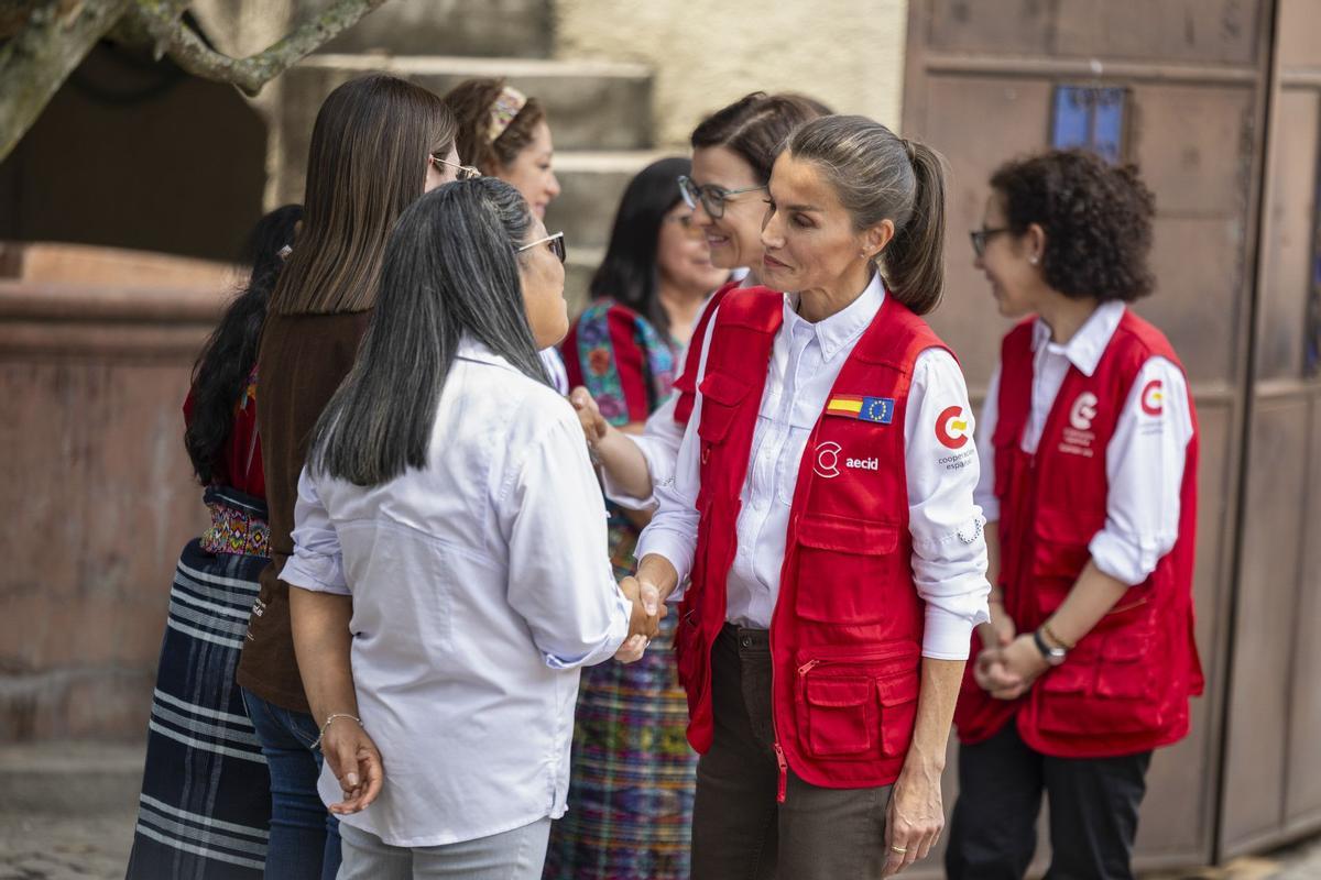 La reina Letizia visita el Centro de Apoyo Integral para mujeres sobrevivientes de violencia en Guatemala