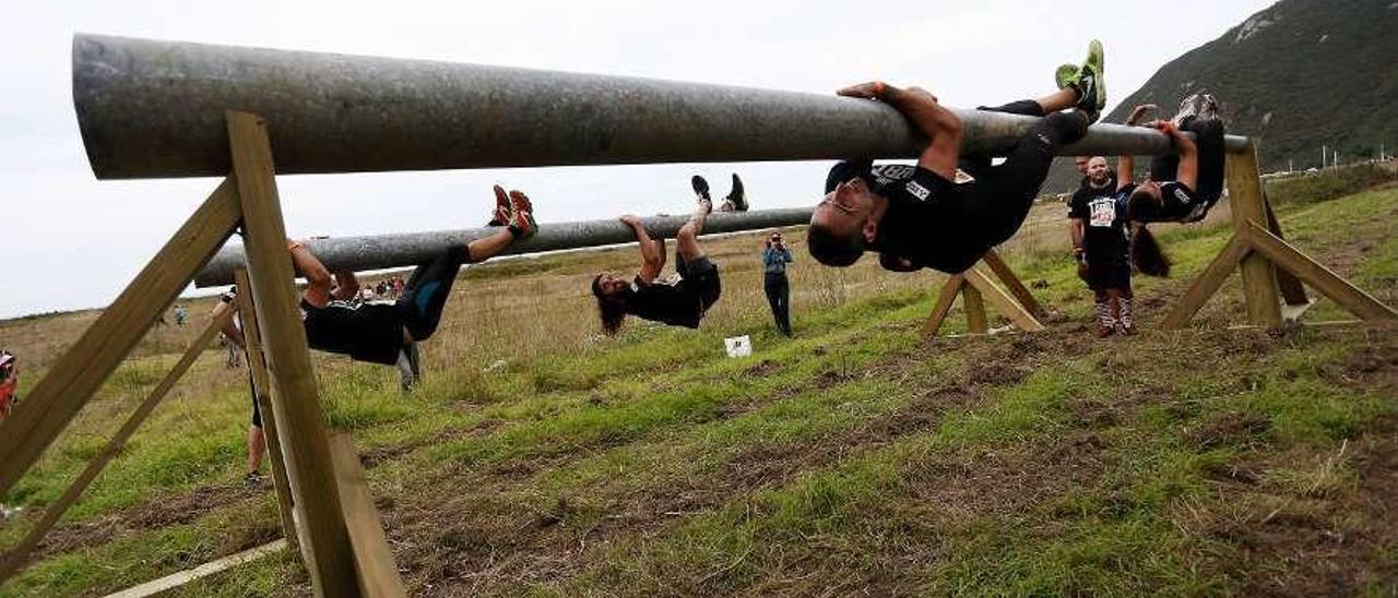 Participantes salvando uno de los obstáculos de madera de la carrera en una pasada edición.