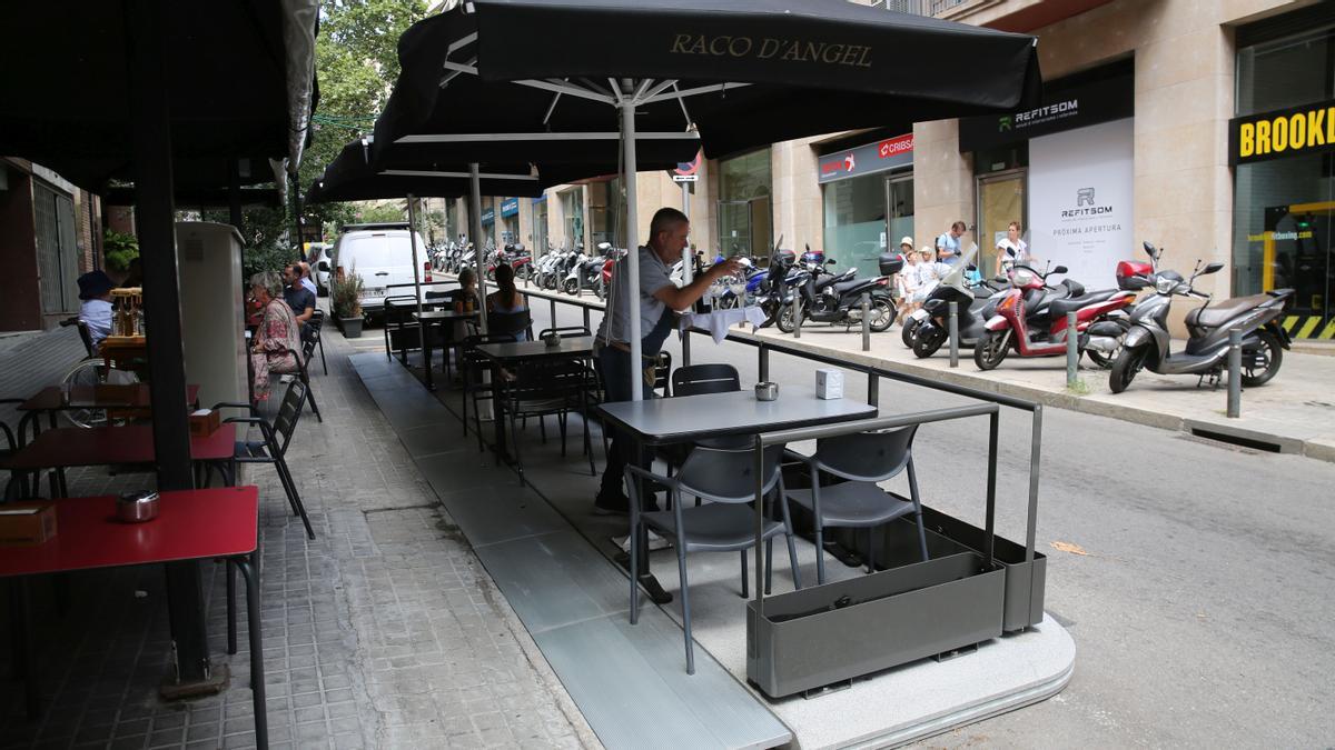 El Racó de l’Àngel en la calle de Folgueroles, 24, con su nueva terraza definitiva en calzada.