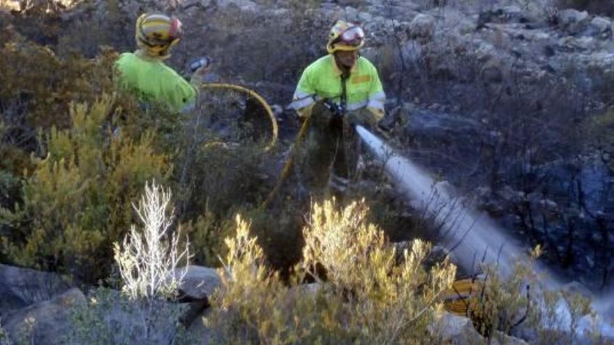 El incendio del Montgó calcina 40 hectáreas y revela el riesgo de cientos de chalés