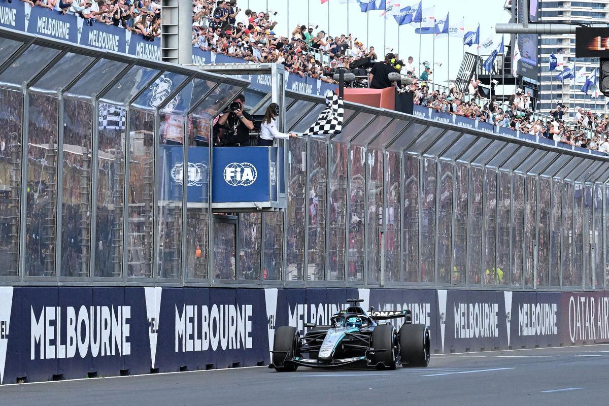 George Russell cruzó el primero la bandera a cuadros.