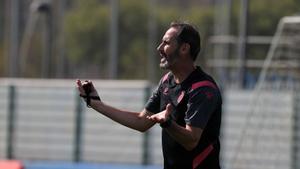 Vicente Moreno gesticula en un entrenamiento del Espanyol.