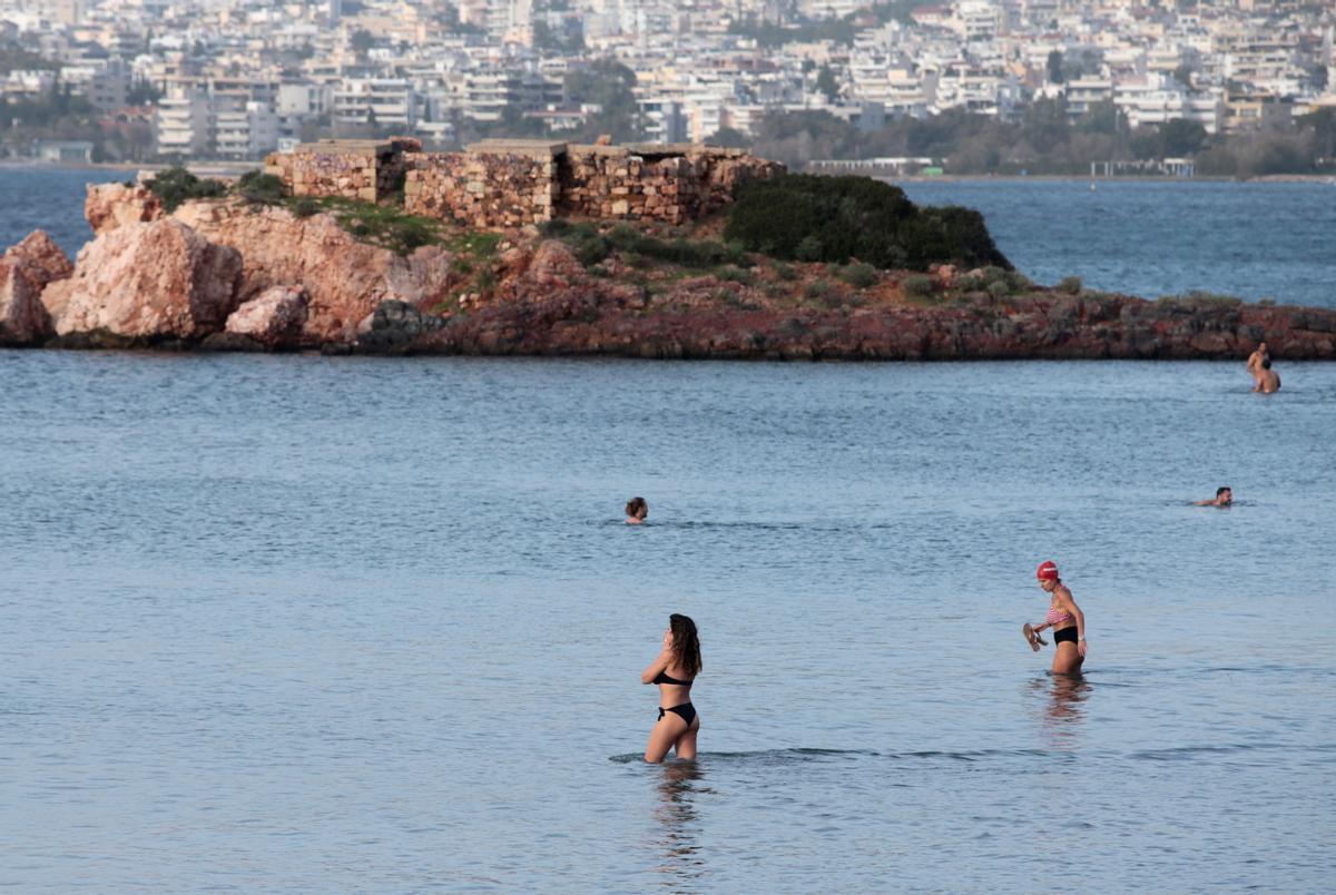 Una onada de calor treu els grecs del confinament Una onada de calor treu els grecs del confinament