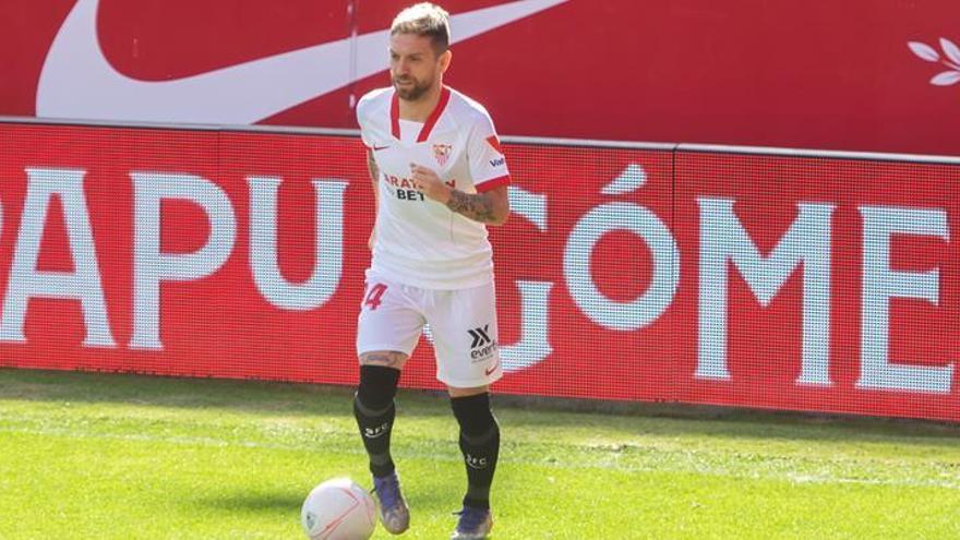 El extremo argentino Alejandro &#039;Papu&#039; Gómez posa durante su presentación como jugador del Sevilla FC.